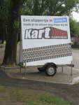 908353 Afbeelding van een reclame-aanhangwagentje van de Kart Fabrique - 'Een slippertje in Utrecht maak je nu alleen ...